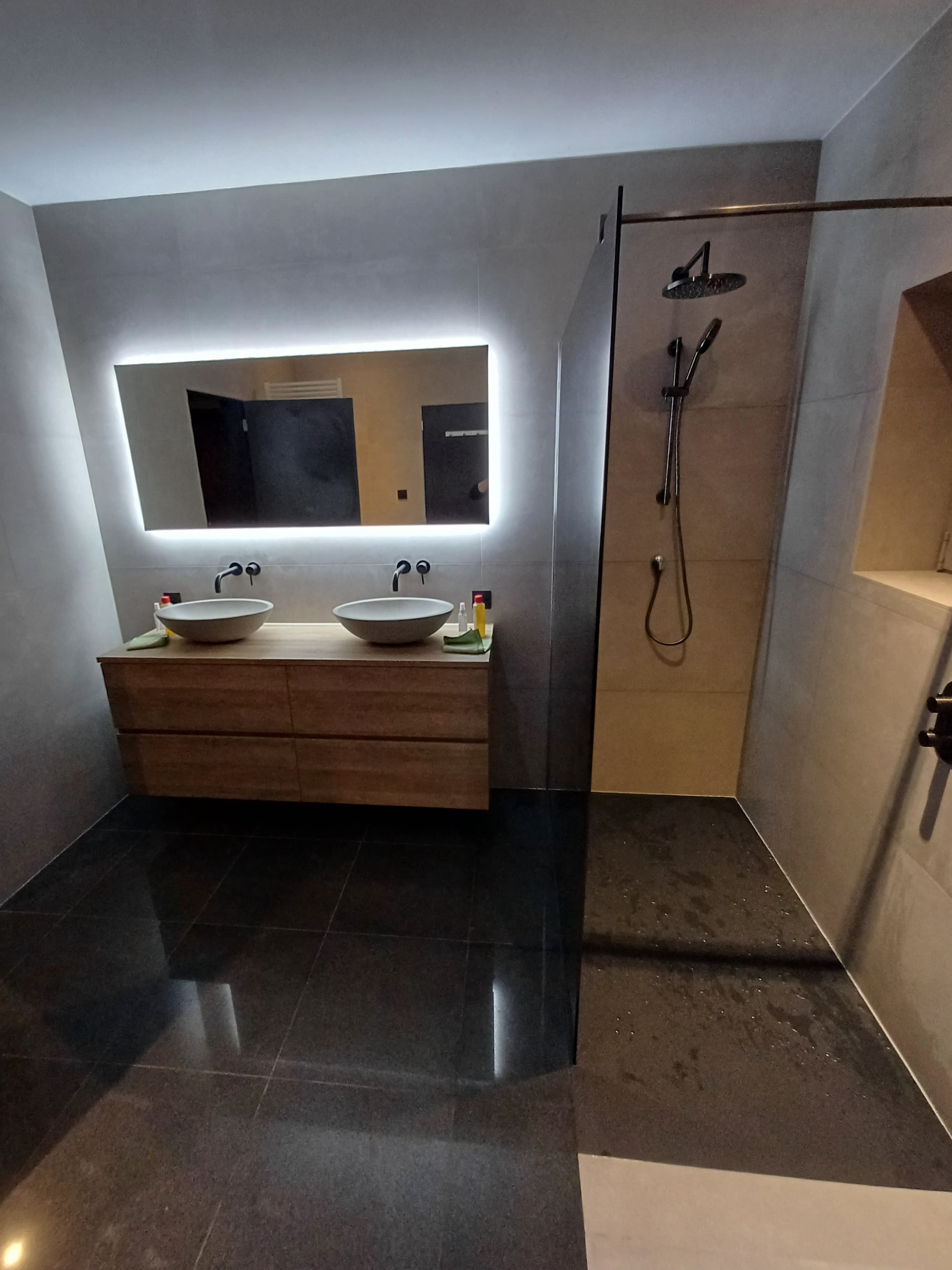 Taupe badkamer met dubbele lavabo · Antwerpen