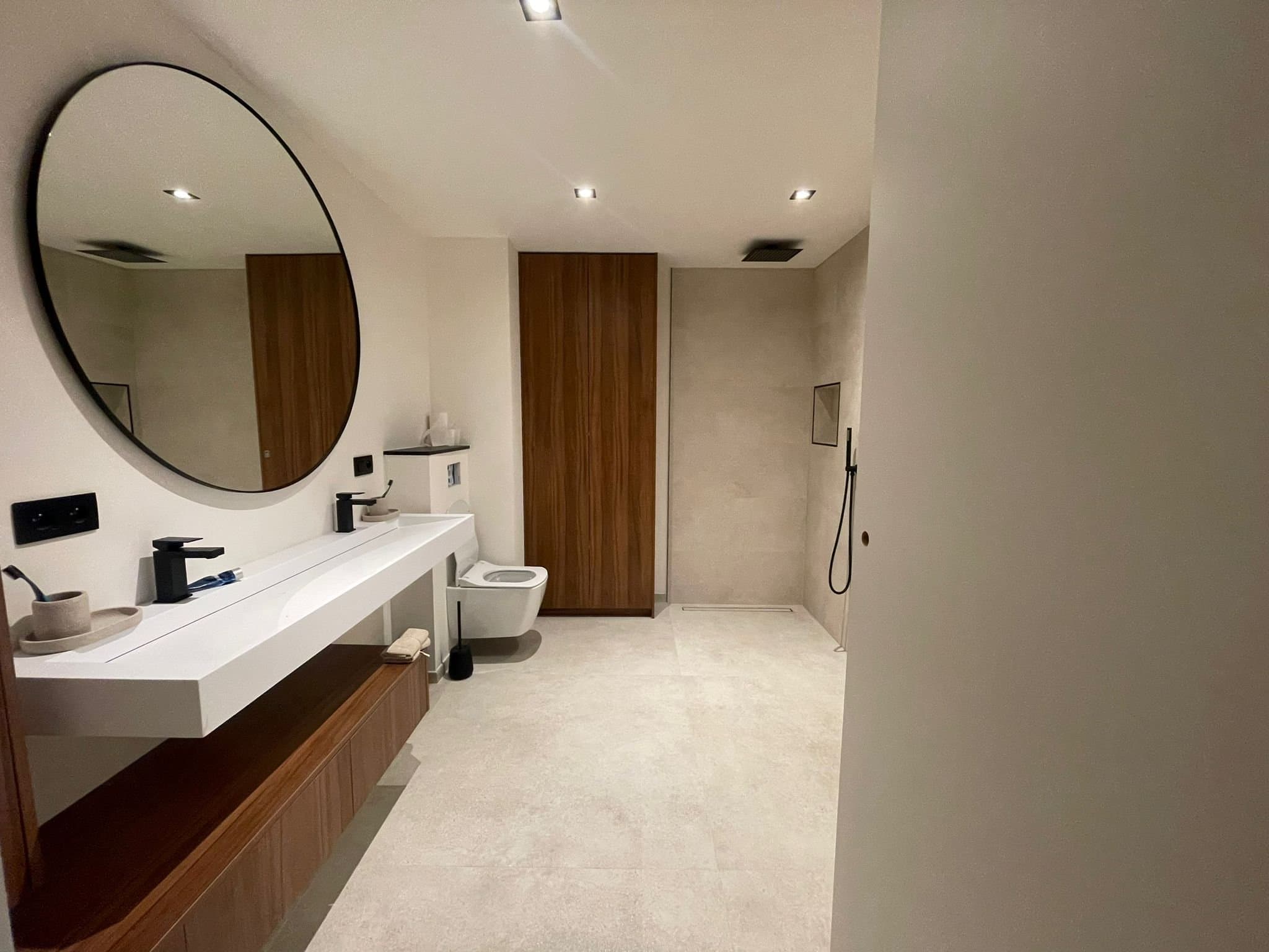 Badkamer met notenhout en inloopdouche · Antwerpen