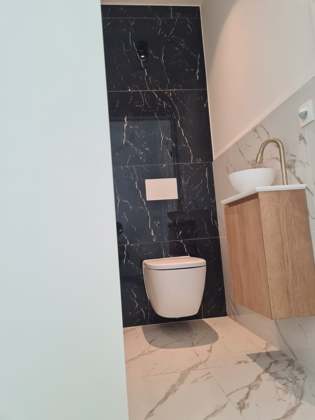 Toilet in zwart marmer · Antwerpen